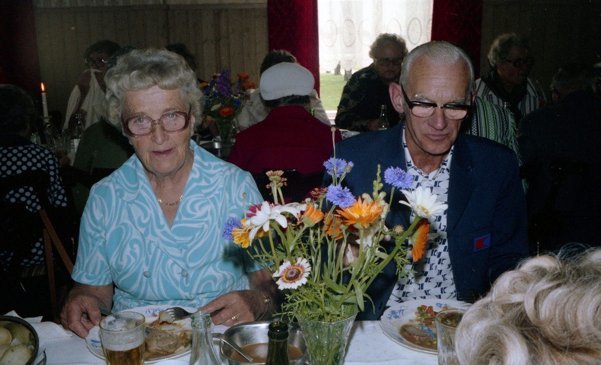 Hobbyverksamhet för pensionärer, 1970-tal. Utflykt till Resa Två Skyttlar, hotell och restaurang i Örby. Från vänster: Hulda Olsson och Valfrid "Valle" Svensson (1908 - 1991) som sitter till bords.
