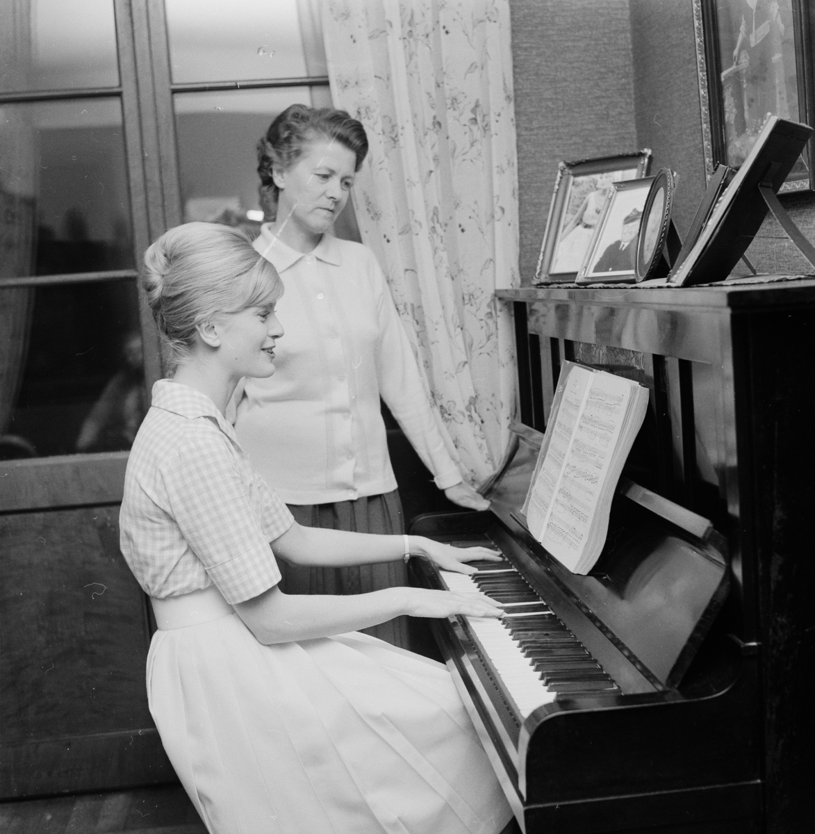 Birgitta Öfling vid piano i hemmet, Uppsala, maj 1960