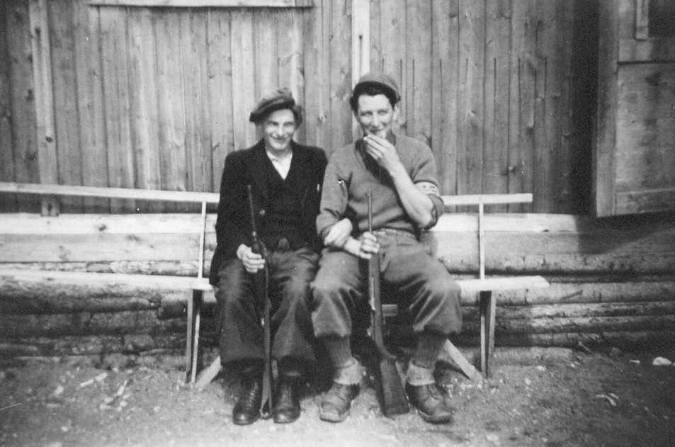 Løsset-leiren 1945. Russer til venstre, Tollef Thorsteinsen til høyre, med US-karabin og hjemmefrontarmbind.. S30