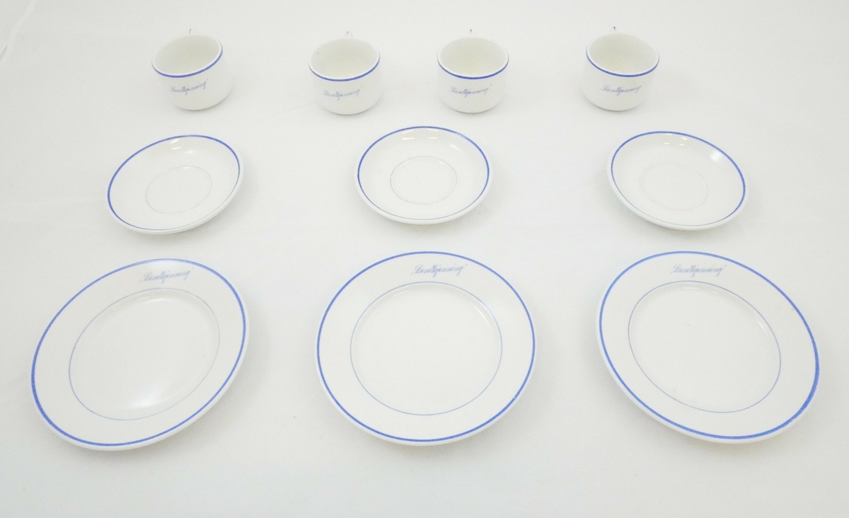 Servise i hvitt porselen med blått dekor. Servise består av ti deler med tre tallerkener, tre asjetter og fire kopper

