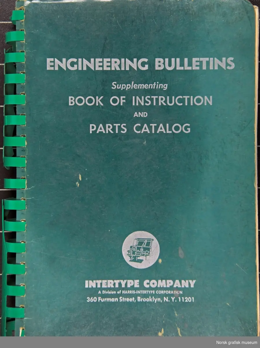 Datablad for Intertype settemaskin, ordnet som kronologiske bulletiner, med alfabetiske innholdslister som refererer til bulletin-nummer. Heftet med plastspiral i ryggen.