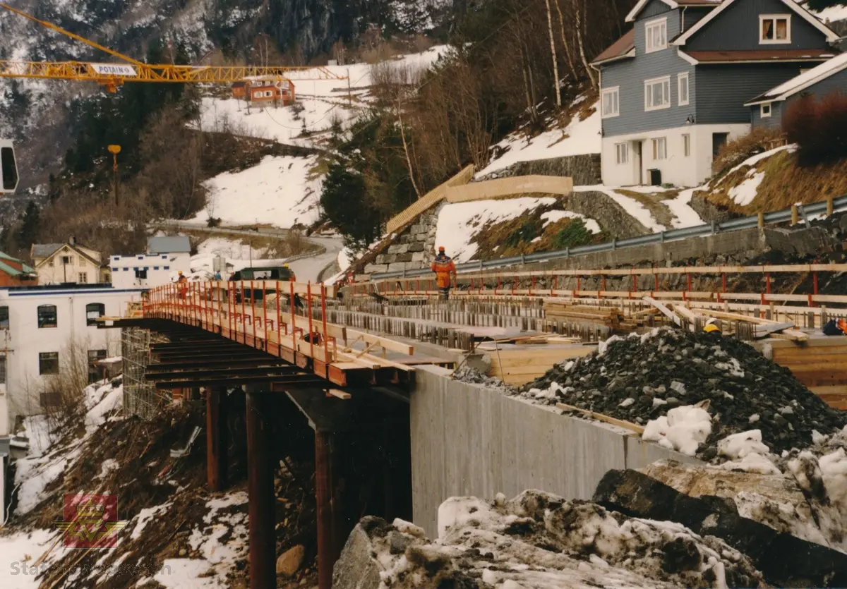 Rassikring på riksveg 650 i Stordal i Møre og Romsdal, på den 6,7 km lange parsellen mellom Seljeneset og Visettunnelen.

Som en del av med rassikringsprosjektet ble det bygget mange nye bruer av ulik størrelse. 

Flatebergbrua på Dyrkorn, like ved utløpet av Stordalstunnelen, har en total lengde på 161 meter og ble ferdig i 1998. Brua er ei Bjelkebru, NOT m/samvirke, bygget i Spennbetong. ( Kilde: Statens vegvesen sitt bruregister "Brutus".)

Brua er ei såkalt "halvbru". Det vil si at øvre side av brua hviler på eksisterende veg/mur mens nedre del bæres av betongsøyler. (Kilde: Statens vegvesen i Møre og Romsdal sitt interne magasin "Veg og Virke" nr. 1/1998).

