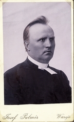 Foto av en man i prästrock och prästkrage, 
Bröstbild, halvp