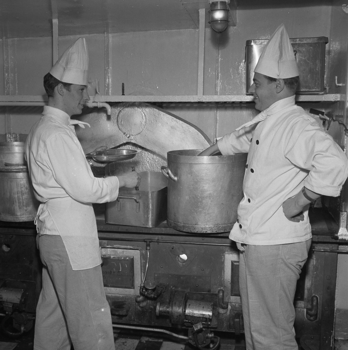 Postfolk og kokker ombord i Hurtigruten Sigurd Jarl på juleaften