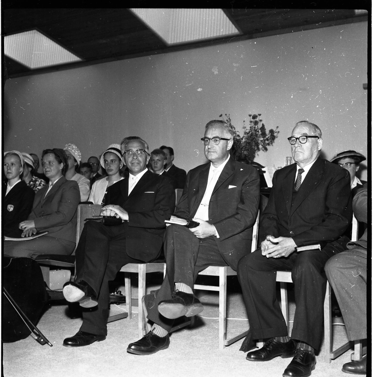 Män och kvinnor sitter på scenen i Filadelfiakyrkan. Männen närmast är från vänster: Robert Svensson, Willis Säve samt Rickard Eriksson.