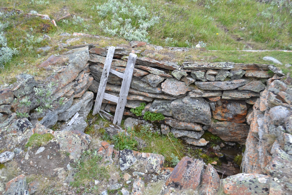 Murt kjeller i grunnmur til hus ved Heimtjønnshøgruva