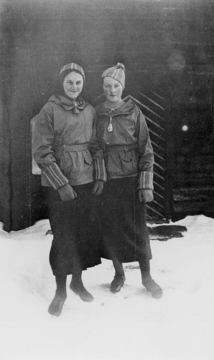 To kvinner - Anna og Astrid Hågensen
