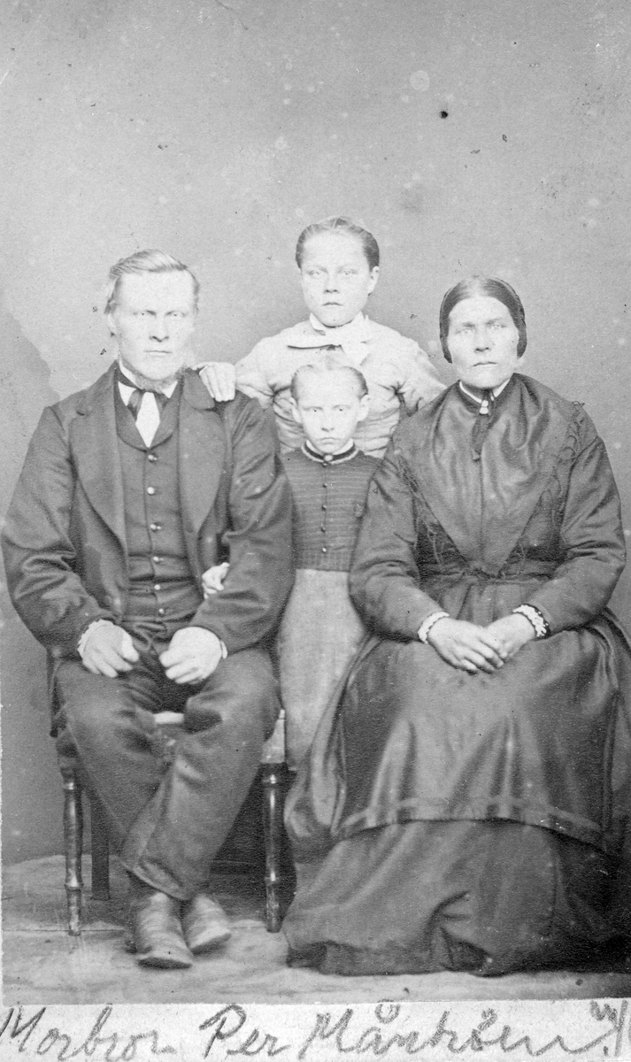Portrett av familie - Per Måntrøen, med kone Anne, barna: Jøran og Sigrid