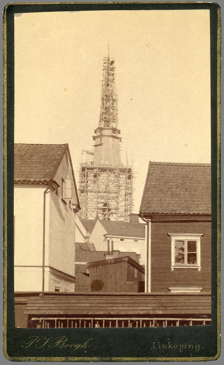I april månad 1883 kunde arbetet med det nya tornet till Linköpings domkyrka återupptas efter en tid med svår väderlek. Bilden visar läget byggnadslaget nått till sommaren samma år. Vy från sydväst.