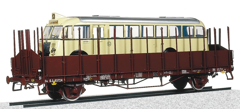 Modell i skala 1:10 av öppen godsvagn Oe, Oms 83724.
Vagnen är rödbrun med mörkbrunt trägolv. Utrustad med stolpar.

Lastad med gulvit SJ vägbuss (Jvm08554).