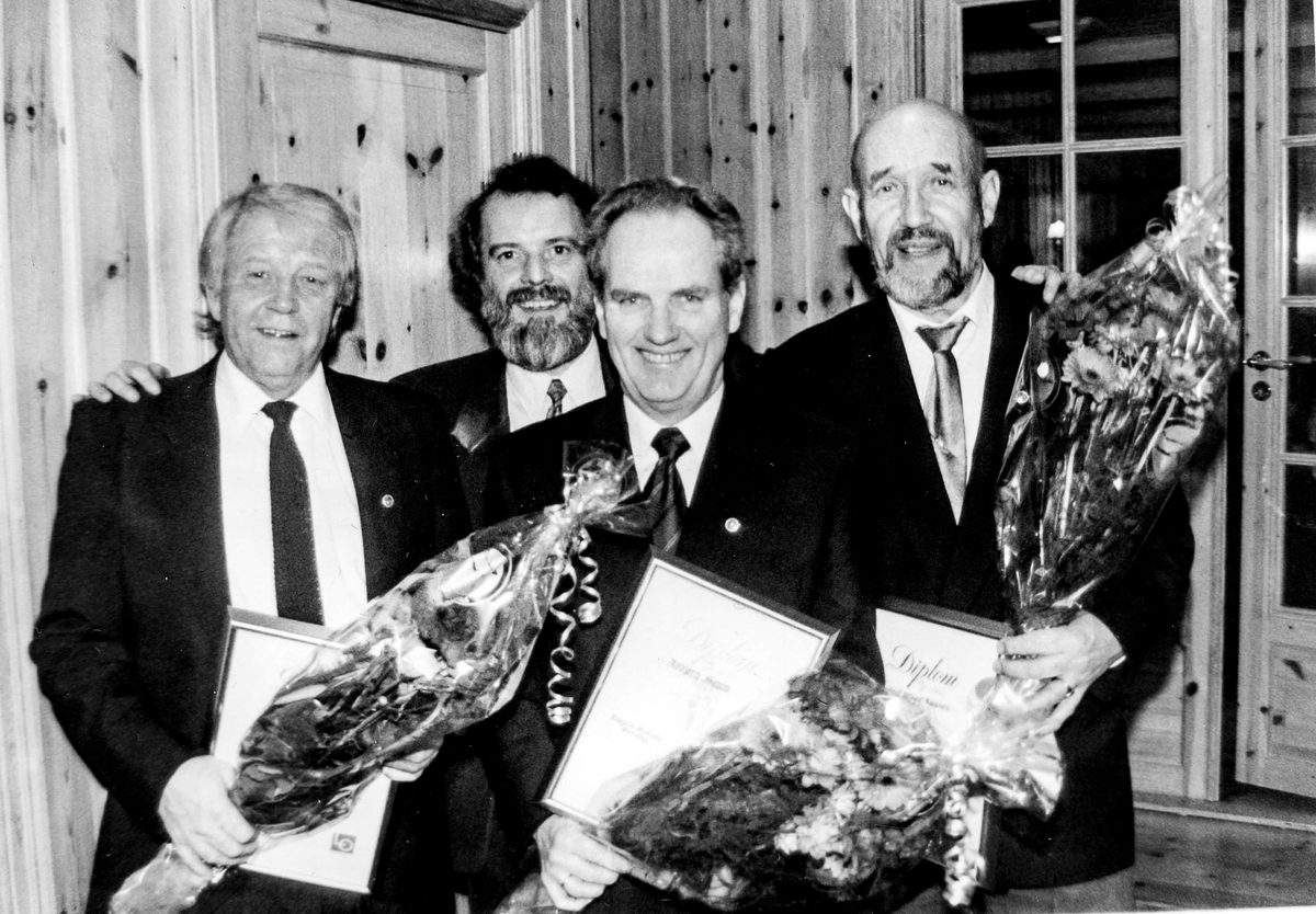 40 års jubilanter i Kragerø Grafisk forening med diplom og blomster. Fra venstre: Arvid Bentsen,  Ole Andre Enggrav, lder i forening , Asbjørn Solum og Oddvar Tobiassen. 1995