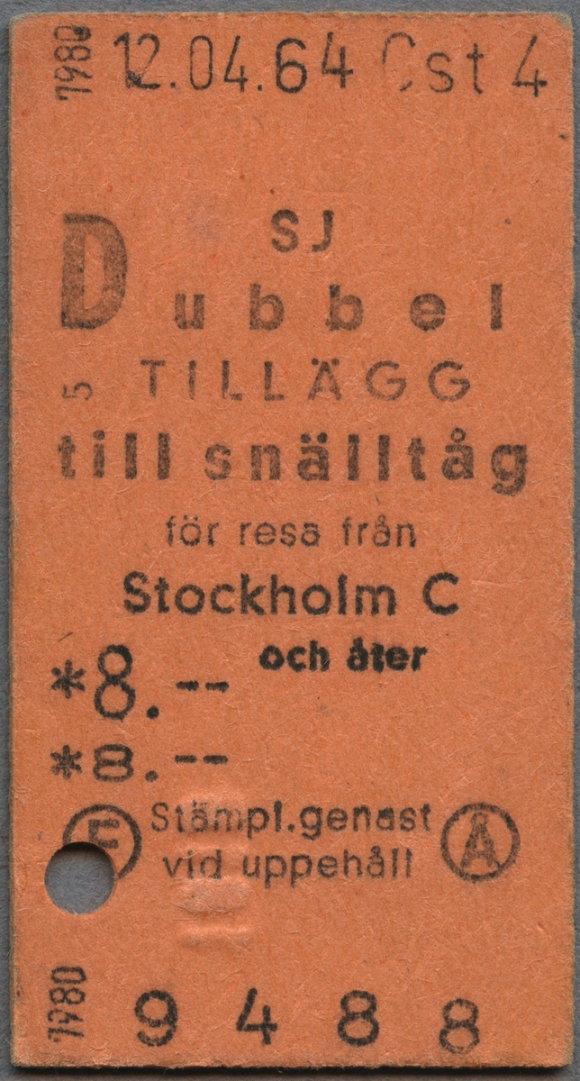 Orange biljett av Edmonsonskt format. SJ dubbel tillägg till snälltåg för resa från Stockholm Coch åter. På biljetten står det "Stämpl. genast vid uppehåll". Biljetten är stämplad med datum och klippt. Biljettens pris var 8 kronor.