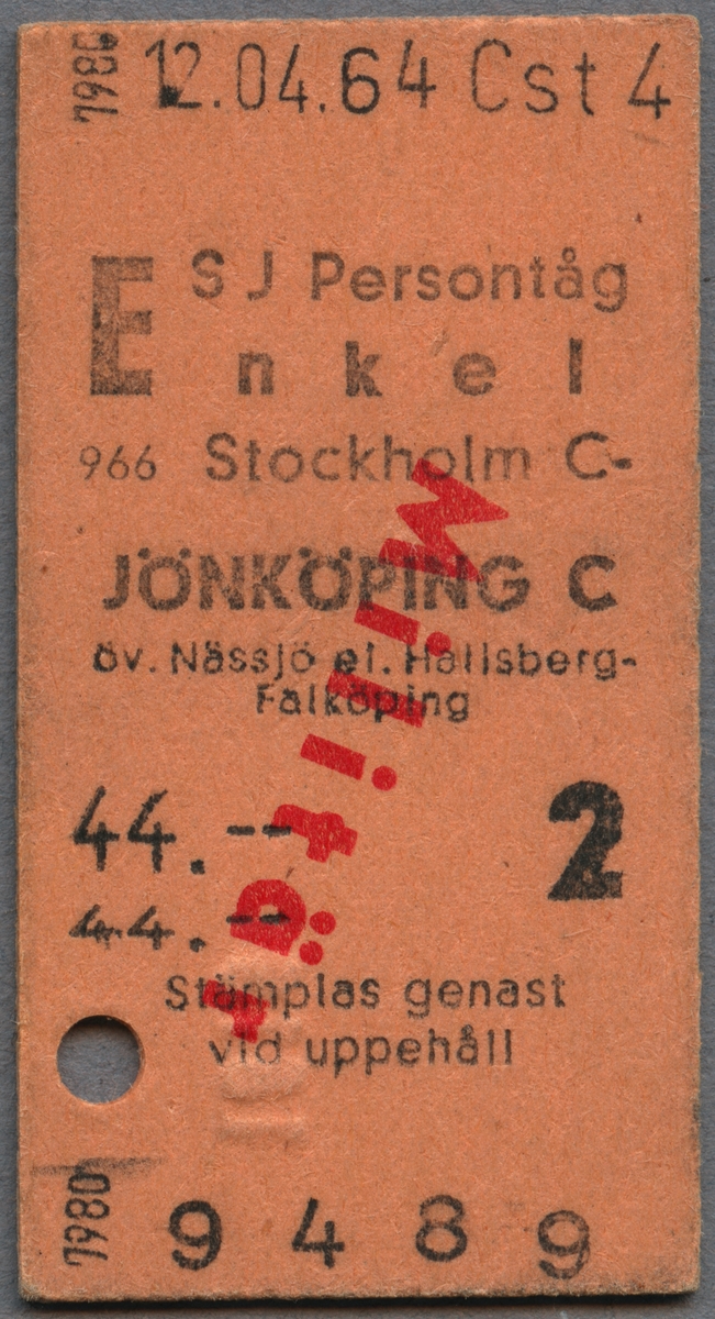 En enkelbiljett för sträckan Stockholm C till Jönköping C. Ordet "Militär" är stämplat i röd text mitt på biljetten. Biljettens pris är 44 kronor. Biljetten är klippt.
