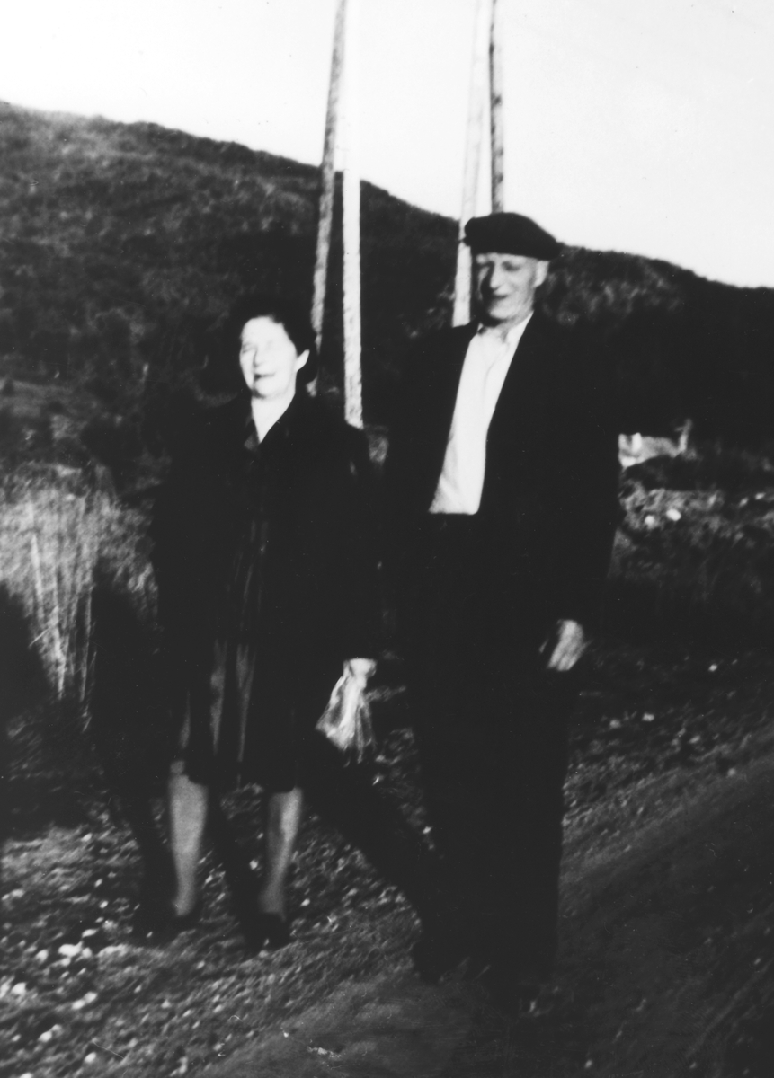 Alma og Henrik Magnussen tar seg en spasertur på Bøvær i ca 1975.
Alma Magnussen, Bø, f.1898, Vang og Henrik Magnussen, Bø f.1901, Svolvær.