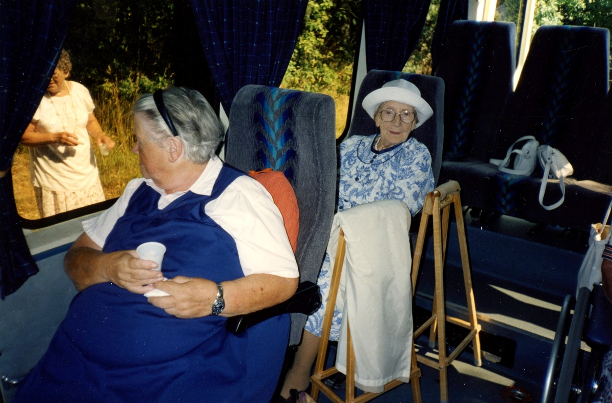 Brattåsgårdens äldreboende besöker Hembygdsgården Långåker i samband med cirkelavslutning*, cirka  1990 - 1995. Sittandes i bussen, från vänster: Monica Bergström och Jenny Nilson. Utanför bussen står Gördis Johansson.