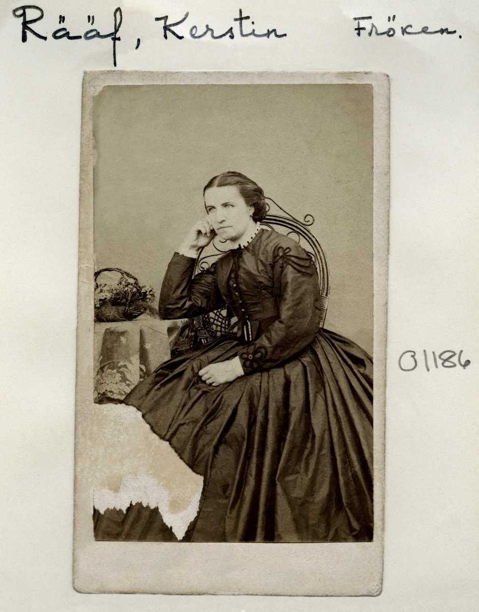 Delvis medfaret porträtt av fröken Kerstin Rääf. Född 1843 i Sunds socken som dotter till kammarjunkare Leonard Fredrik Rääf och Christina Jacobina (Jacquette) von Heijne. Gift 1874 med Fredrik Adolf Ahlbrandt.
