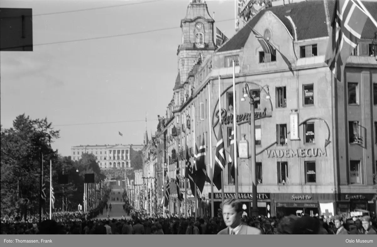 Kong Haakons begravelse, publikum, flagg på halv stang, forretningsgård, Grand Hotel, Slottet