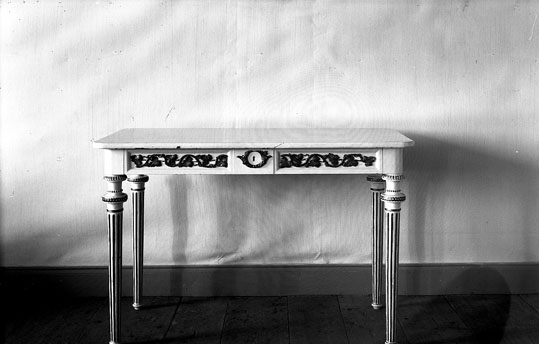 Gustavianskt bord stående på Herrgården, Vallby friluftsmuseum i Västerås.