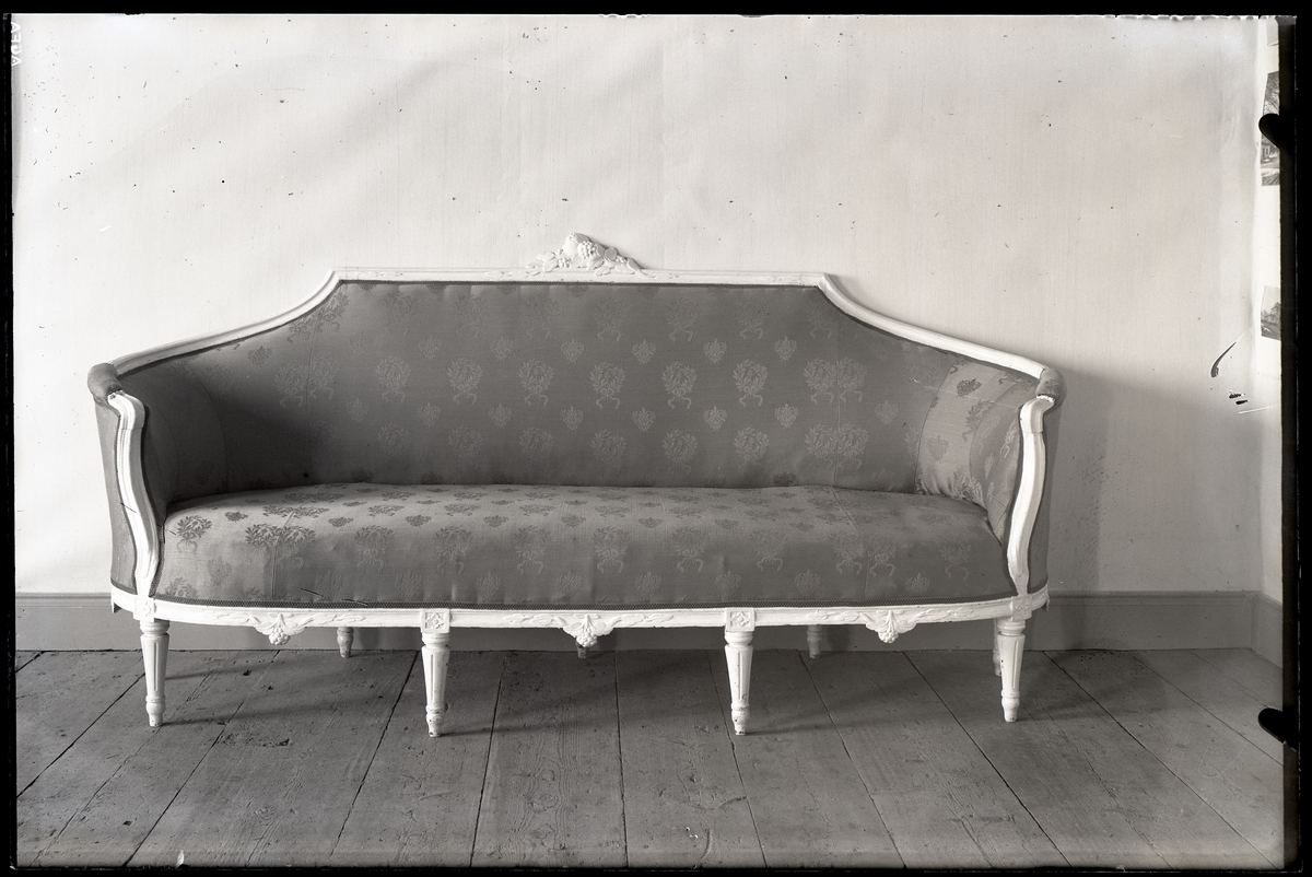 Gustavianska soffa stående på Herrgården, Vallby friluftsmuseum, Västerås.