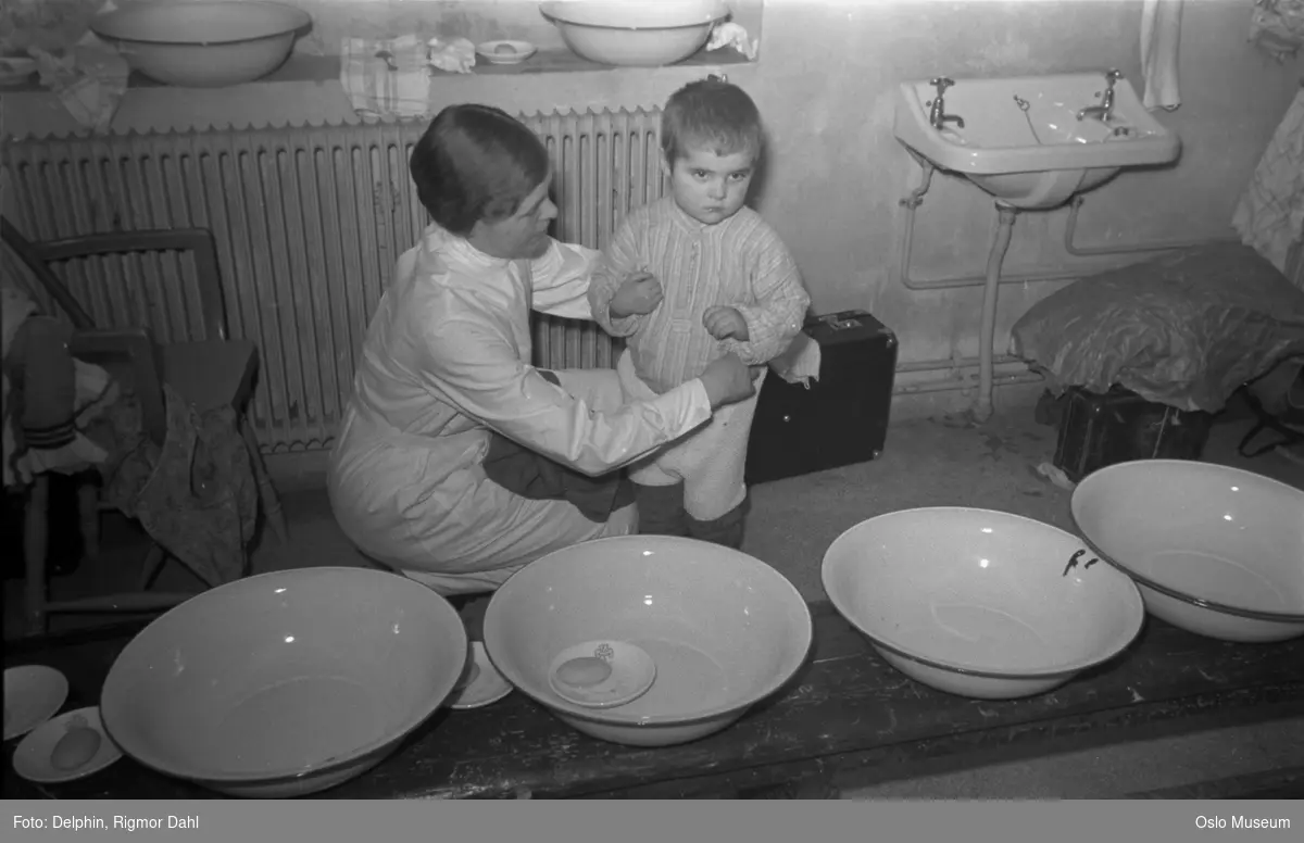 kvinne, barn, finske flyktninger hos Norske Kvinners Sanitetsforening, vaskevannsfat