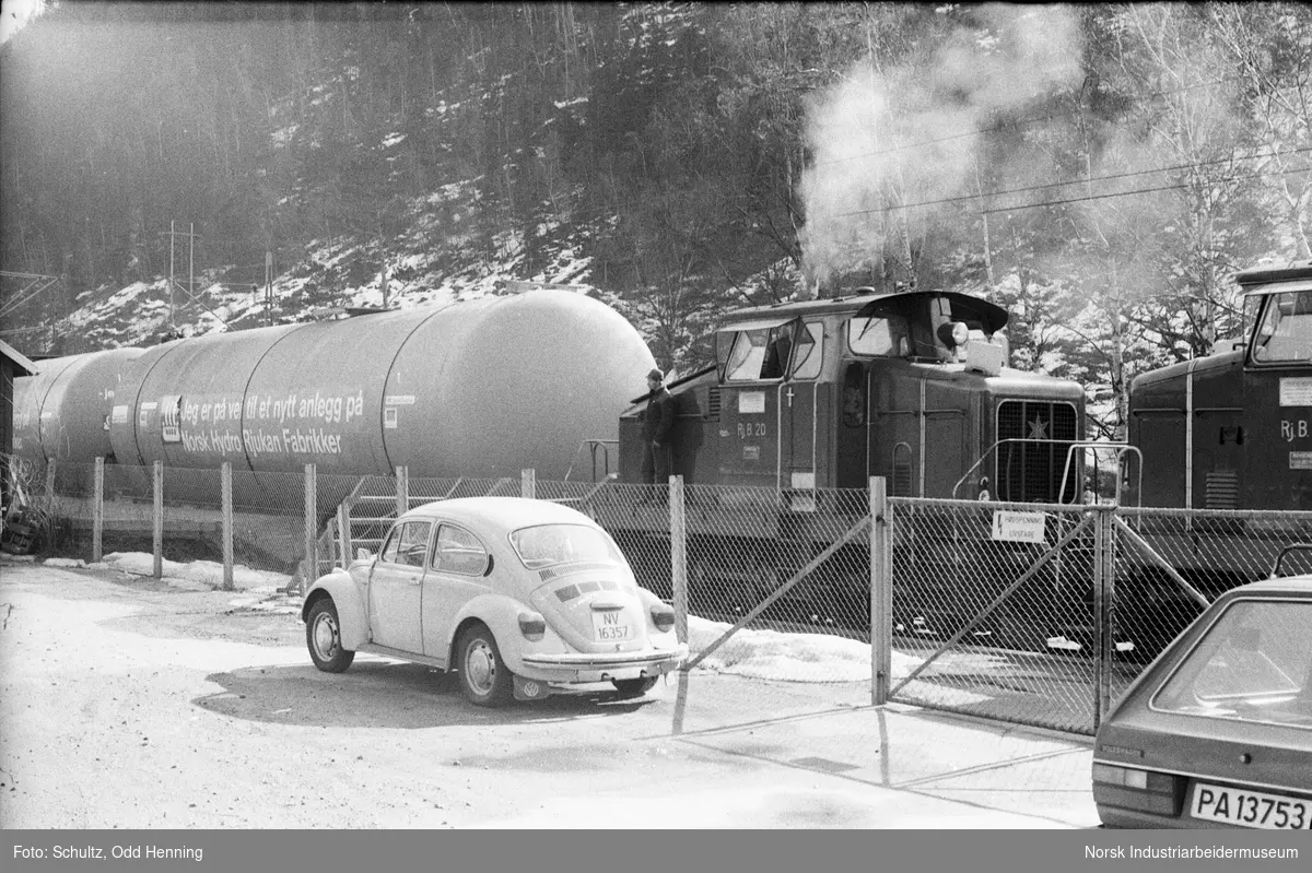 Transport av ammoniakktanker på Rjukanbanen. Transporten passerer Miland.