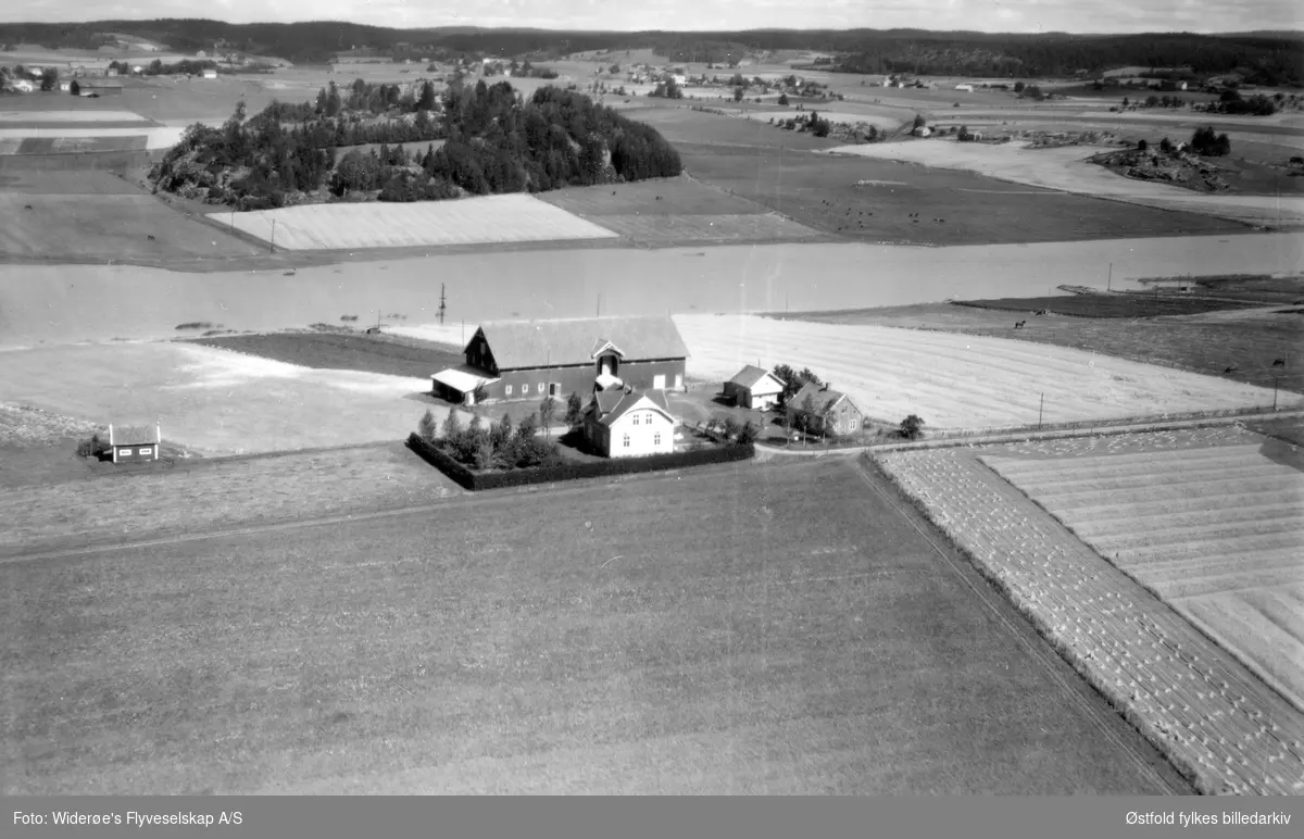 Gården Reklingsholm Rolvsøy, gnr. 74 og 98/3,3,   flyfoto 17. august 1949.