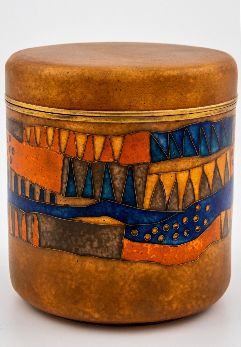 Geometrisk motiv i et belte av border rundt sylinderformen, med tagger, felt og prikker i gull, oransje og mørkeblått.