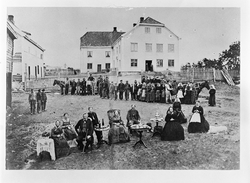 Gruppebilde fra gården Rogneby i Østre Toten 1869. Ett hoved