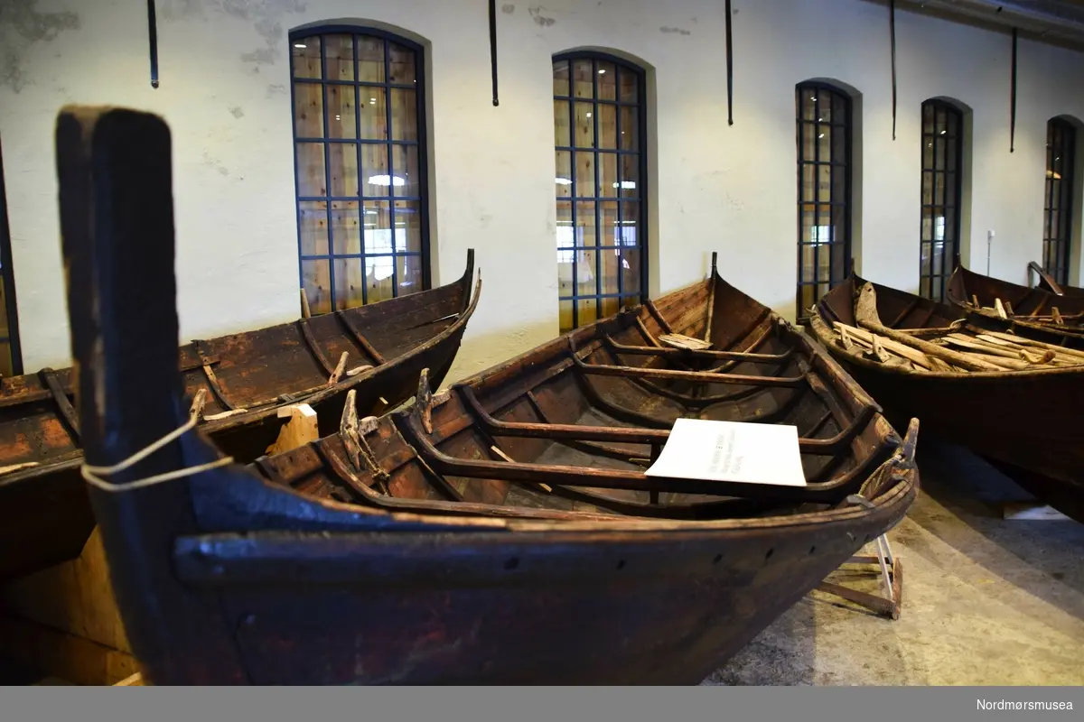Bygd for linefiske, men rigget om til notbåt med notbord på sidene. Ombygging til notbåt skjedde trolig i de store sildeåra seint på 1800-tallet. Kun 3 keiper bevart. Spor etter seilrigg.