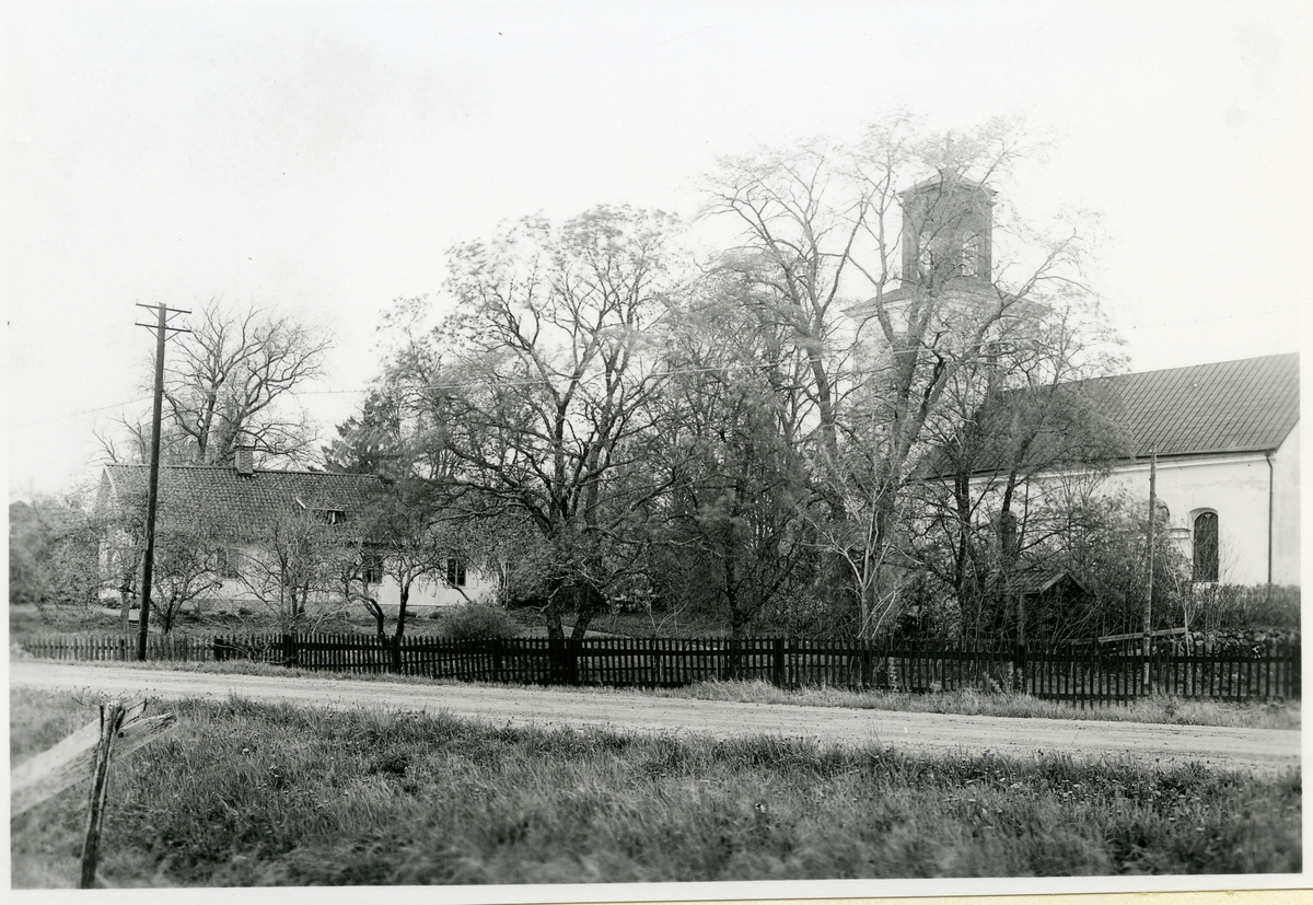 Tortuna sn, Västerås kn.
Tortuna prästgård och kyrka, 1942.