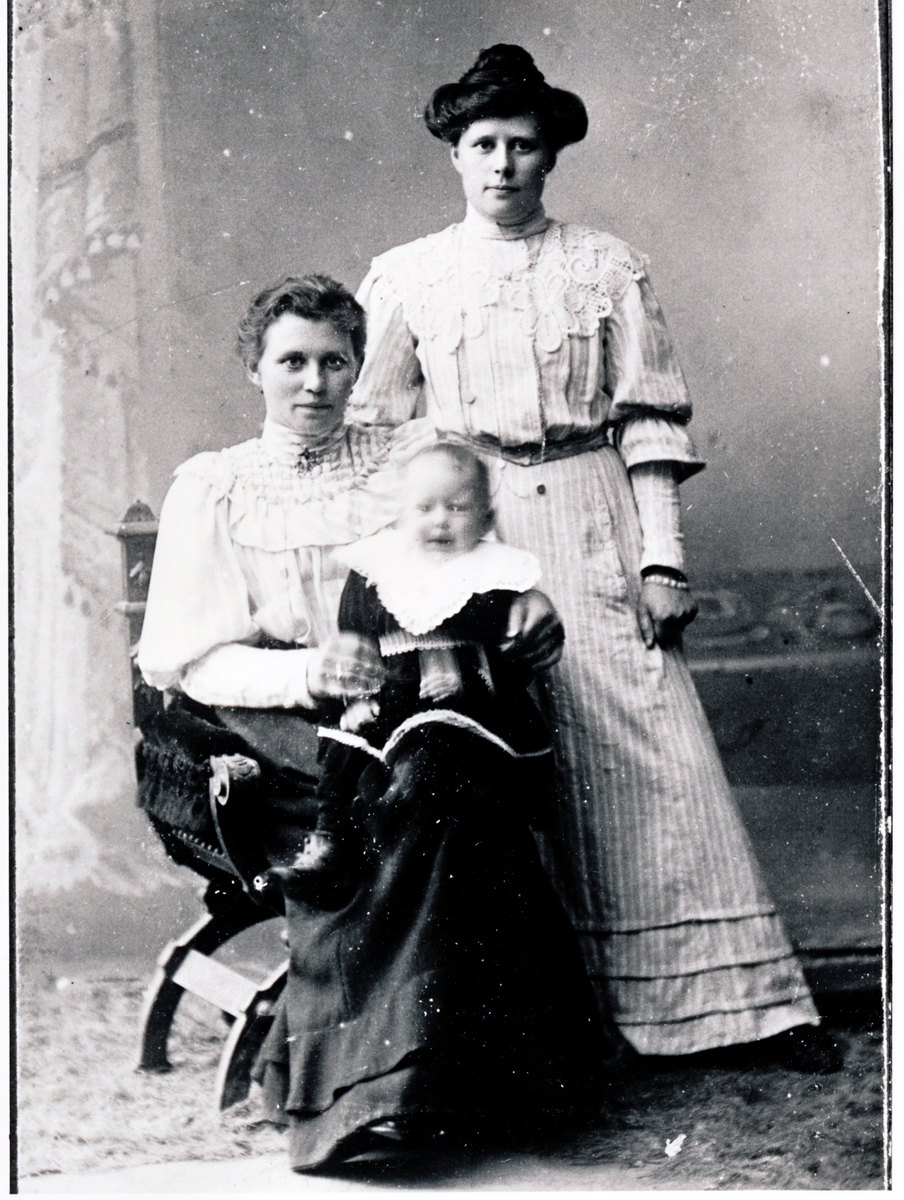 Klara og lille Osvald Utvik. Moren Alette til h. 1905.