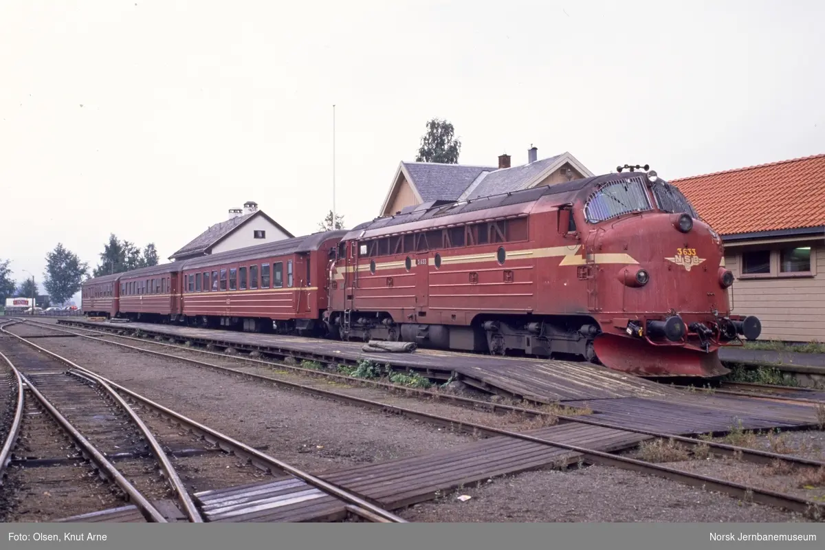 Diesellokomotiv Di 3 633 med persontog fra Oslo, tog 281, på Fagernes stasjon