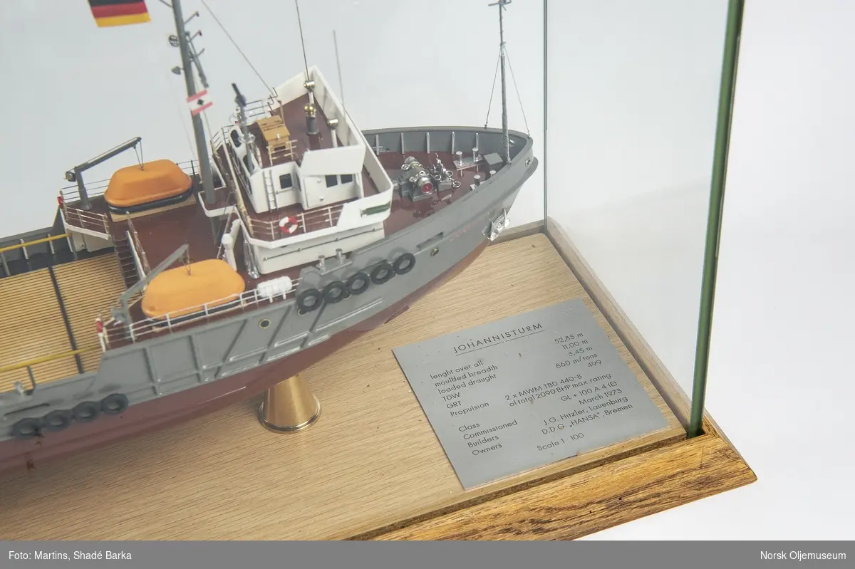 Modell av forsyningsskipet Johannisturm. Detaljert skipsmodell i monter.