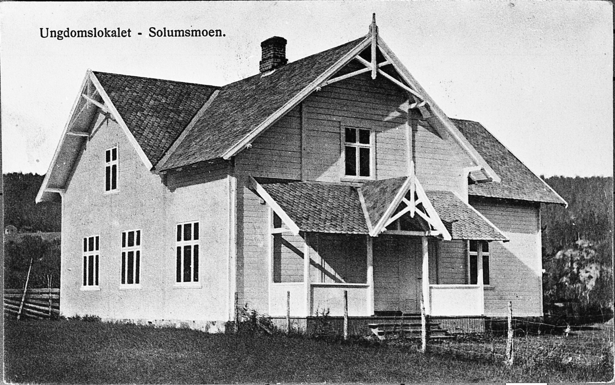 Ungdomslokalet Solvang ved Solumsmoen. Postkortmotiv.