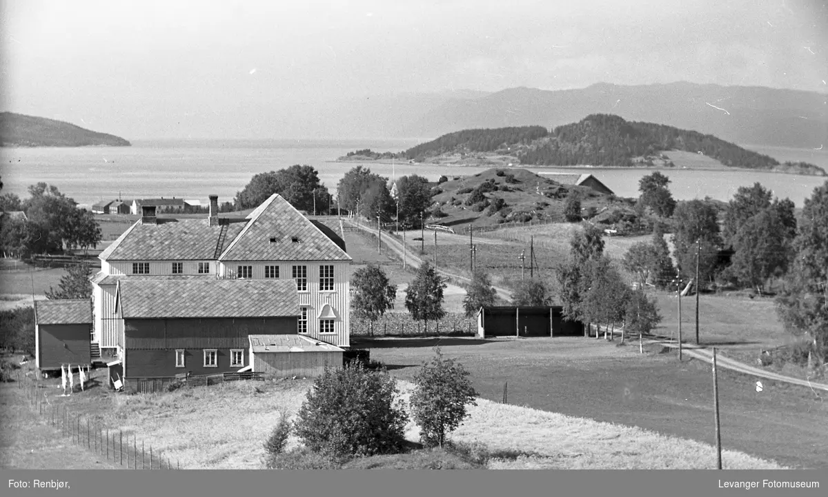 Nesheim skole og Hestøya.