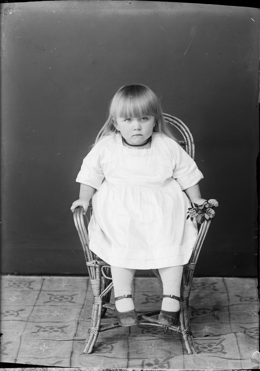 Ateljéporträtt - barn till Linus Moberg från Vamsta, Valö socken, Uppland 1922