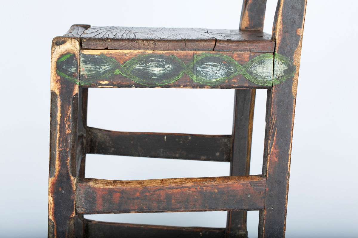 Brunsort , enkel og solid stol, bondeempire begynnelsen av 1800 tallet.