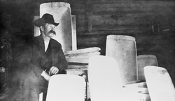 Ola Fagerli med selvproduserte trau, omkring 1910.