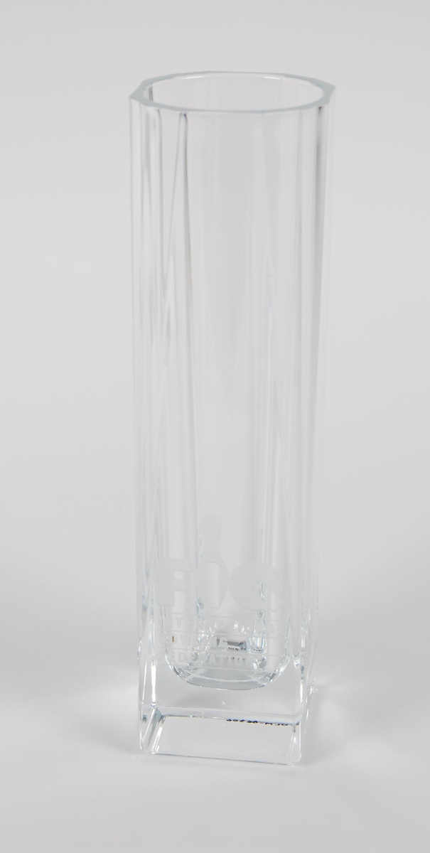 Vase av glass.