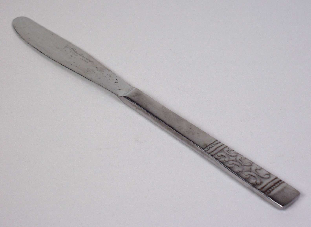 Seks kniver i stål med c-formet dekor bak på skaftet.