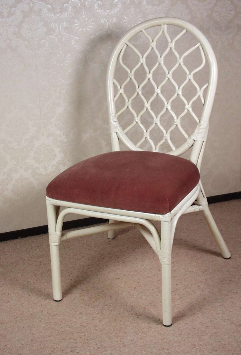 Hvitmalt flettet stol med rosa stoppet sete i plysj. 
Stolen har lærviklinger.