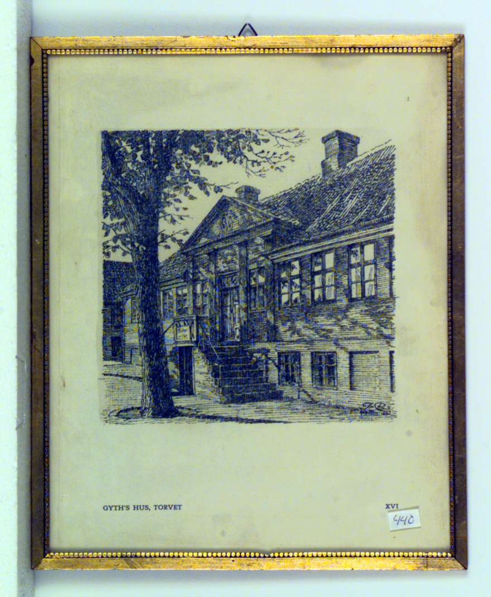 Empirebygning med et lindetre foran. Huset er Gyths hus på Torvet i Kalundborg.