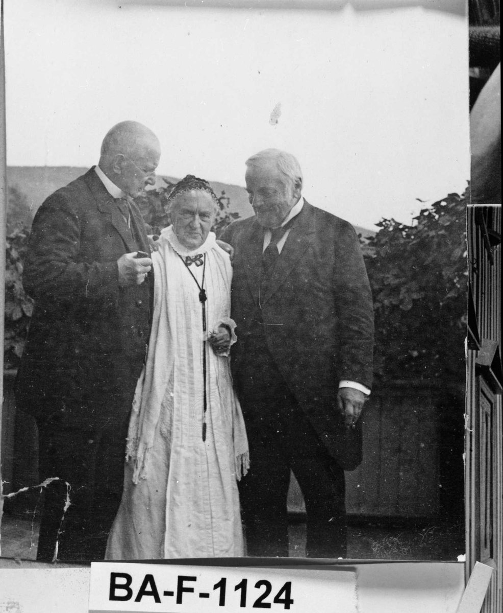 Fotomontasje i svart/hvitt rammet inn med glass og enkel trelist. Amatørbilder.