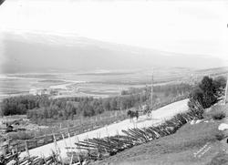 15.06.1908. Lesja mot nord med Nøie? i forgrunnen, kirken i 