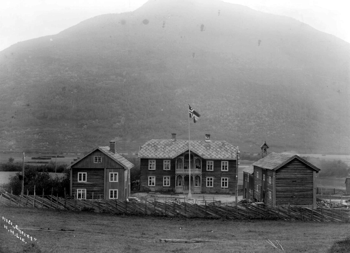 23.09.1908. Nord-Fron. Gudbrandsdalen Folkehøyskoles gård.