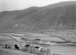 07.10.1909. Parti av Kleverud, Otta. Bolighus, uthus, elv, b