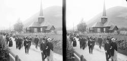 Kort: Nord-Fron, Kvam, Kvam kirke, forsamling på vegen, 1906