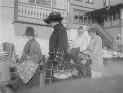 Kvinner, barn, hatt, hotell