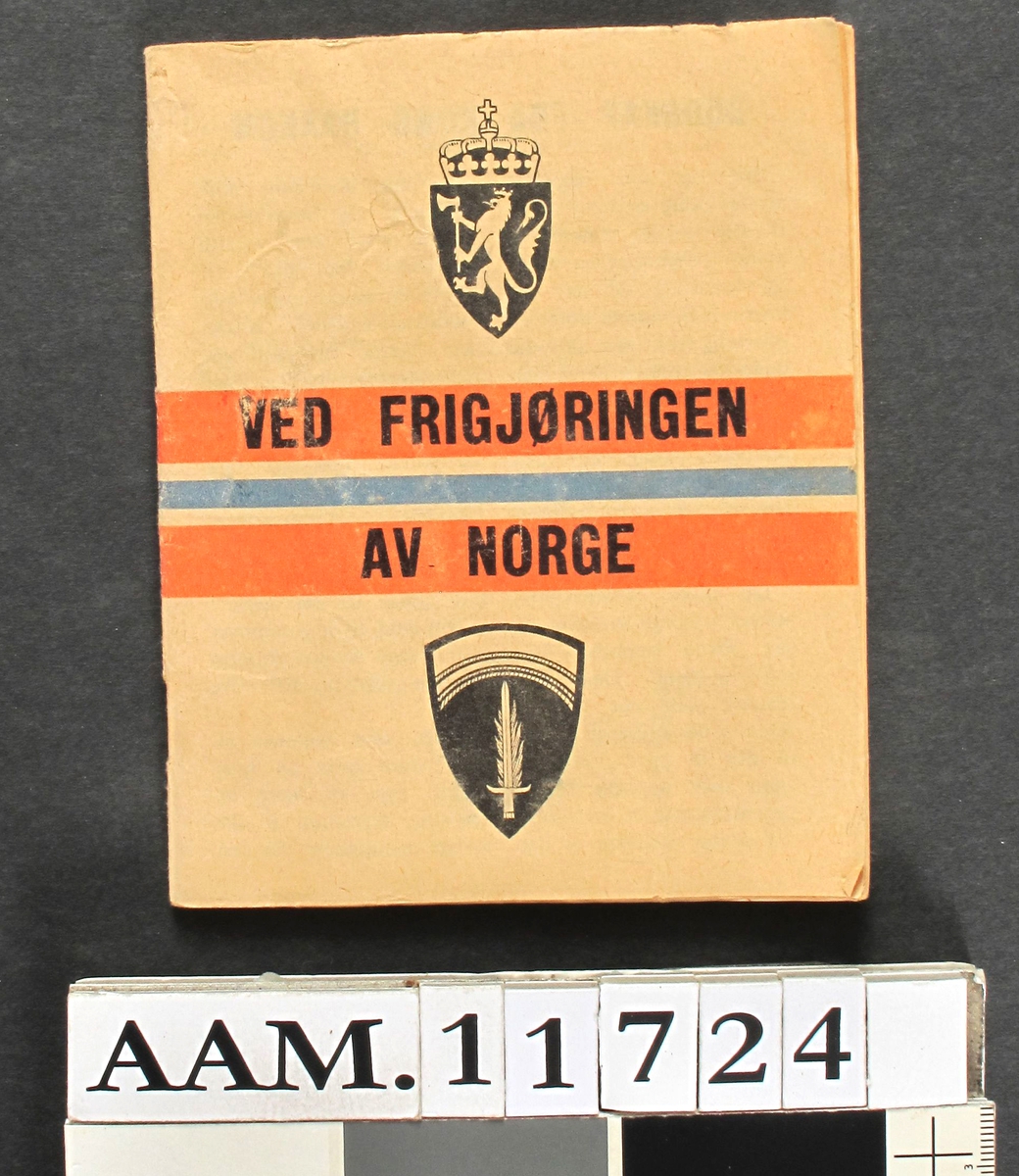 Brosjyre:   "Ved frigjøringen av Norge"   papir  , heftet.   13,3x10,6.  Som AAM.11 644.