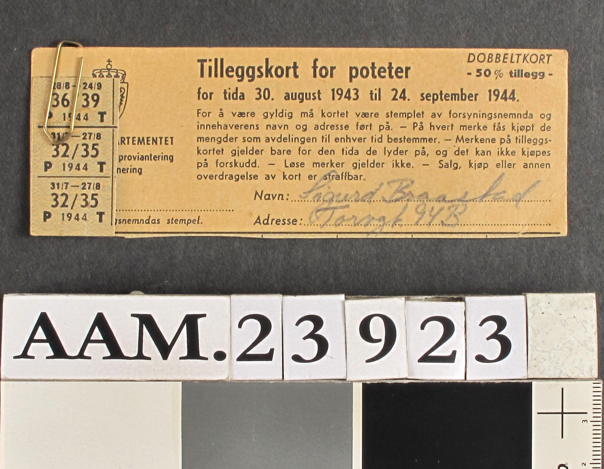Rasjoneringskort, poteter  Tilleggskort for poteter, 1943-44.  Papirkartong.  4,1 x13. Pluss 3 løse merker 4 x 2. For tid 30. aug. 1943 - 24. sept. 1944.